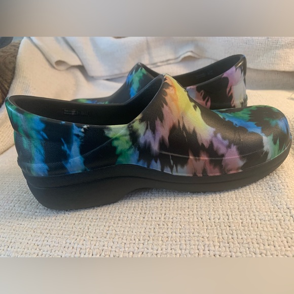 Crocs Women's Size 7 Multicolor Tie Dye Clog Shoes Slip Resistant - Picture 9 of 10